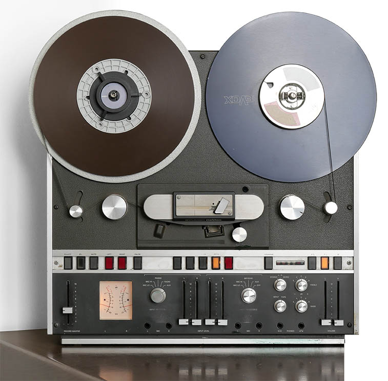 Le magnétophone ReVox A700 est sa bande montée sur plateaux